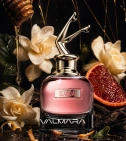 Imagen ambientada del perfume Scandal De Jean Paul Gaultier 80 ML Dama EDP con notas de Miel, Gardenia, Naranja Sanguina, Pac... - VALMARA