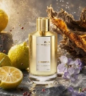 Imagen ambientada del perfume Amberful Mancera 120 Ml EDP con notas de Yuzu, Amberwood, Violeta Empolvada, Pimienta Rosa. - VALMARA