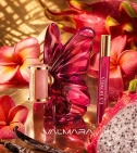 Imagen ambientada del perfume Set La Bomba Carolina Herrera 2 Pcs 80 Ml EDP con notas de Pitahaya, Frangipani, Vainilla, Peon... - VALMARA