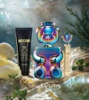 Imagen ambientada del perfume Set Toy 2 Pearl De Moschino 3 Pcs EDP Mujer con notas de Sorbete De Limón, Arena, Orégano, Ciprés. - VALMARA