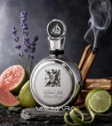 Imagen ambientada del perfume Fakhar Platin De Lattafa 100 ML EDP Unisex con notas de Guayaba, Palo Santo, Lavanda, Bergamota. - VALMARA