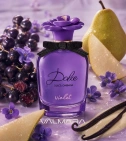 Imagen ambientada del perfume Dolce Violet De Dolce Gabbana 75 ML EDT Mujer con notas de Grosella Negra, Pera, Violeta, Vaini... - VALMARA