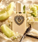 Imagen ambientada del perfume Your Devotion Dolce & Gabbana 100 Ml EDP Intense Mujer con notas de Melón, Notas Lácteas, Flor ... - VALMARA