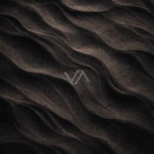 Superficie de arena oscura con ondas suaves y textura fina, que evoca un acorde arenoso seco, mineral y cálido.